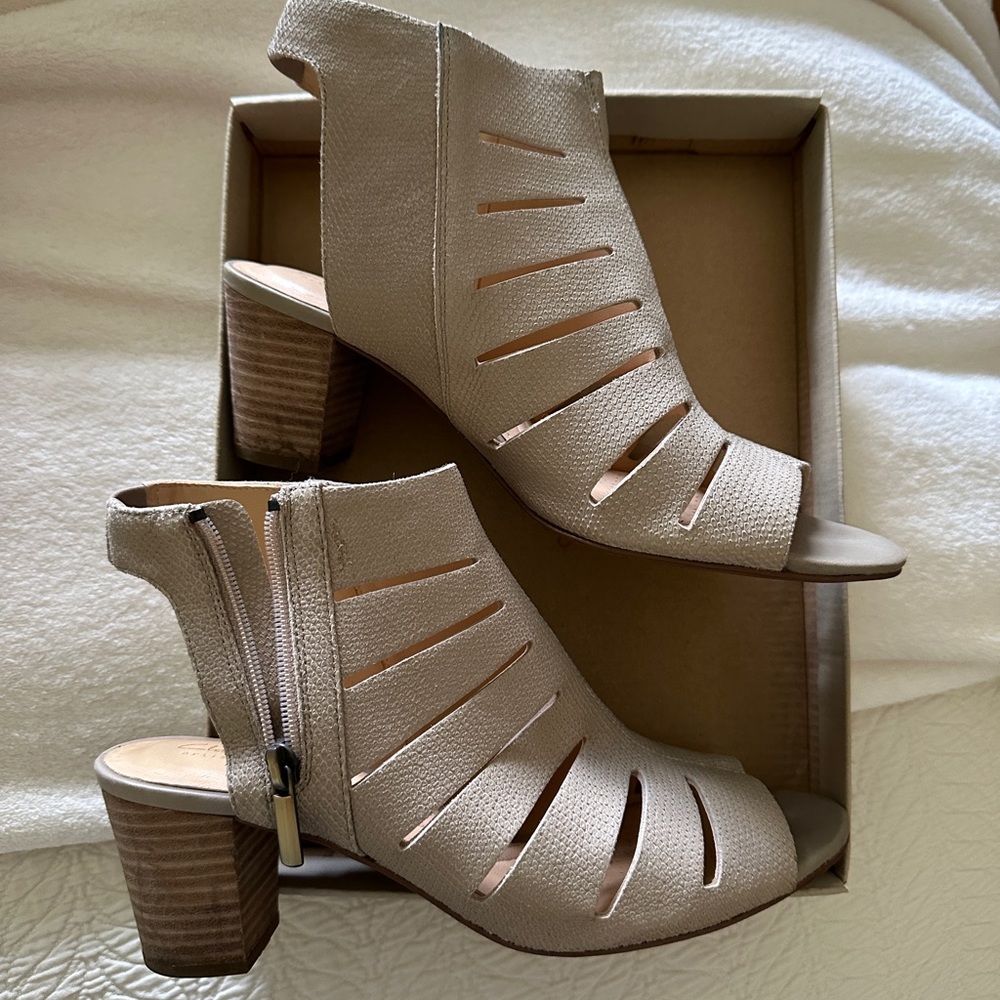 Clarks Artisan Deloria Ivy, size 9, sand, hardly worn